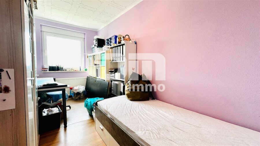 Schöne modernisierte 4 Zimmer Wohnung mit Balkon und Garage - Kinderzimmer 1